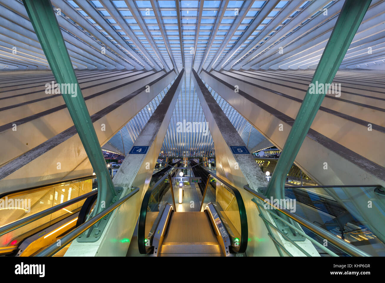 Liegi, Belgio - 9 Maggio 2017: Liege Guillemins treno stazione ferroviaria di al crepuscolo da Santiago Calatrava in Belgio. Foto Stock