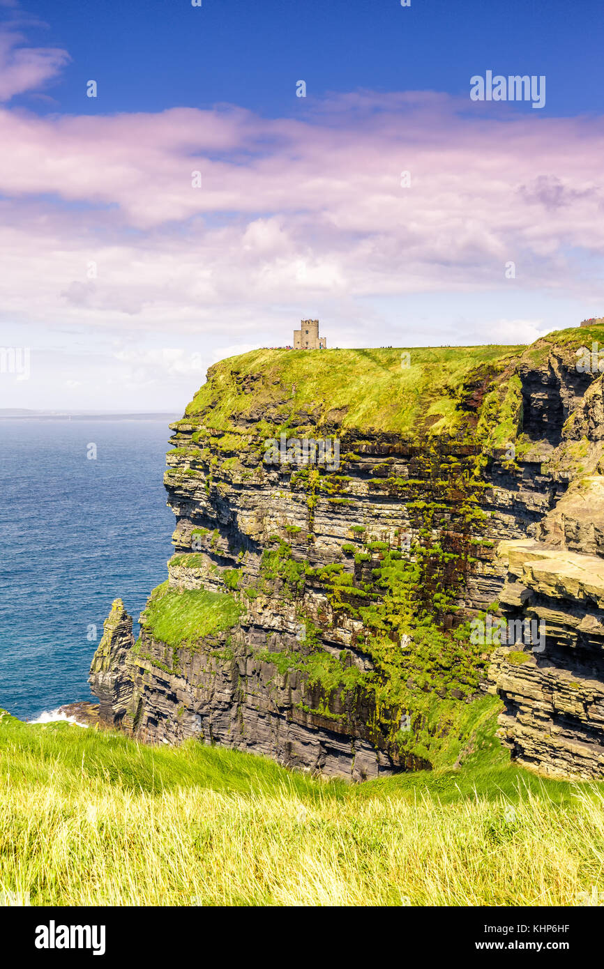 Scogliere di Moher Irlanda viaggi viaggi mare turismo natura formato ritratto oceano atlantico Foto Stock