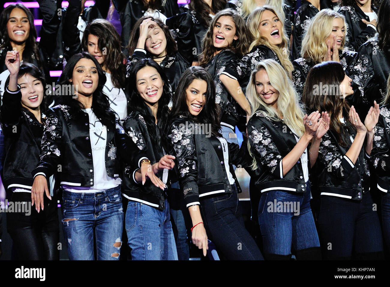 I modelli posano per una ripresa di gruppo davanti al Victoria's Secret Fashion Show alla Mercedes-Benz Arena di Shanghai, Cina. Foto Stock