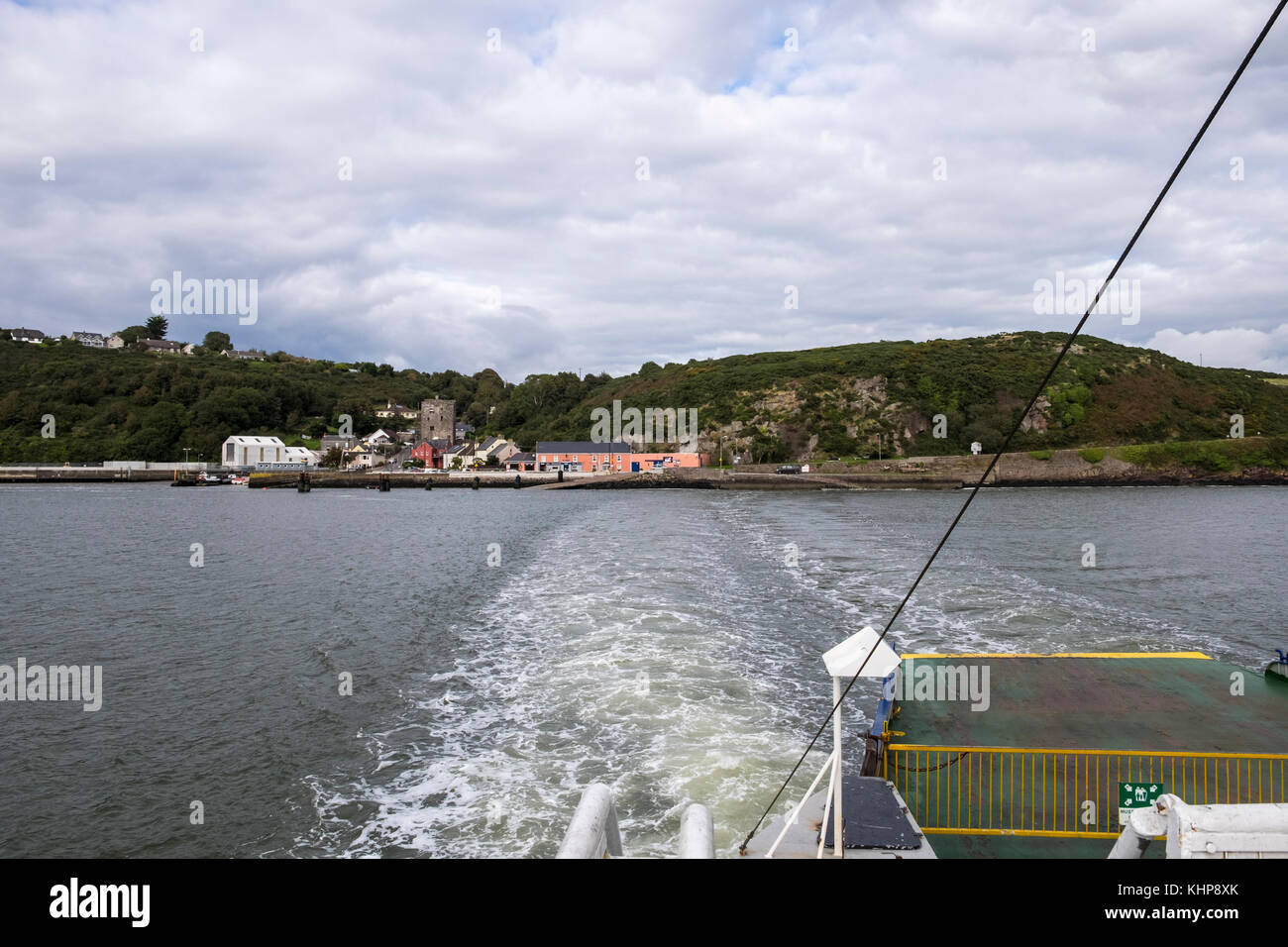 Il passaggio a est auto traversata in traghetto del fiume Suir da Ballyhack in Wexford a est di passaggio a Waterford, Irlanda Foto Stock