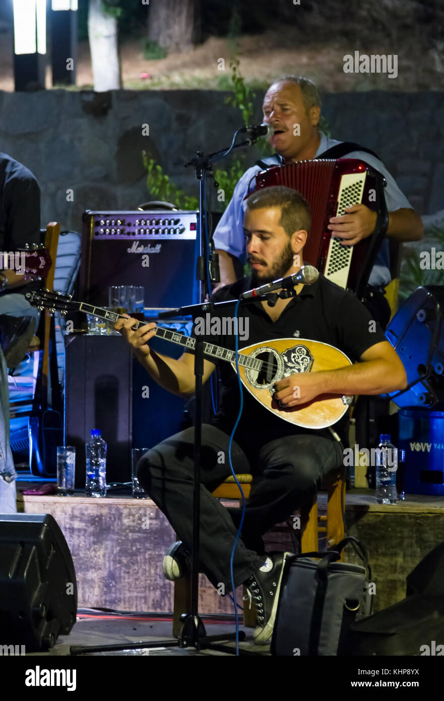 Il greco orchestra che suona musica tradizionale in un folclore