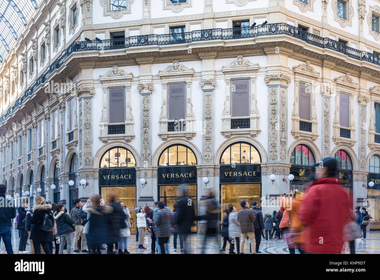 Milano, Italia - 17 Febbraio 2017: Galleria Vittorio Emanuele II in piazza Duomo e turisti a Milano. Concetto di turismo e shopping in Italia Foto Stock