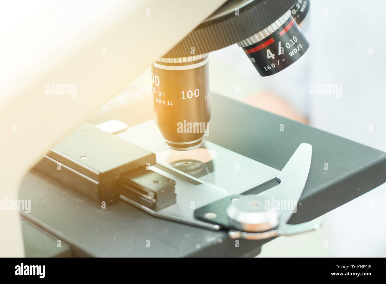 Attrezzature per esperimenti di ricerca in Science Laboratory, microscopia e vuoto di sangue sotto vuoto,Tubo di microscopio in laboratorio medico,gli scienziati sono exper Foto Stock