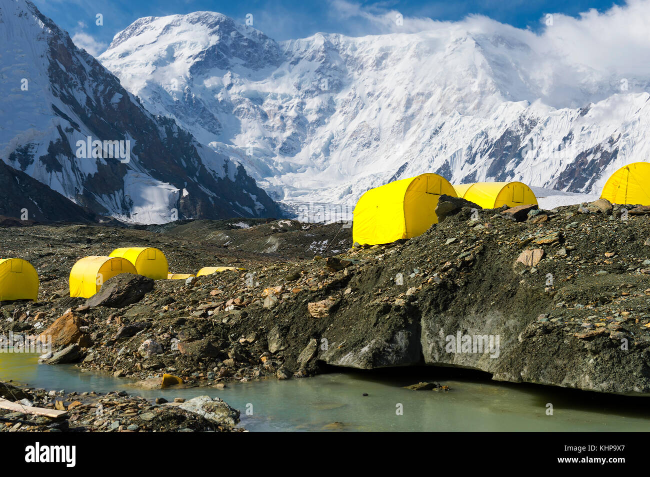 Pabeda-khan tengry massiccio del ghiacciaio, vista dal campo base, Tien Shan Centrale Mountain Range, la frontiera del Kirghizistan e Cina, Kirghizistan, asia Foto Stock