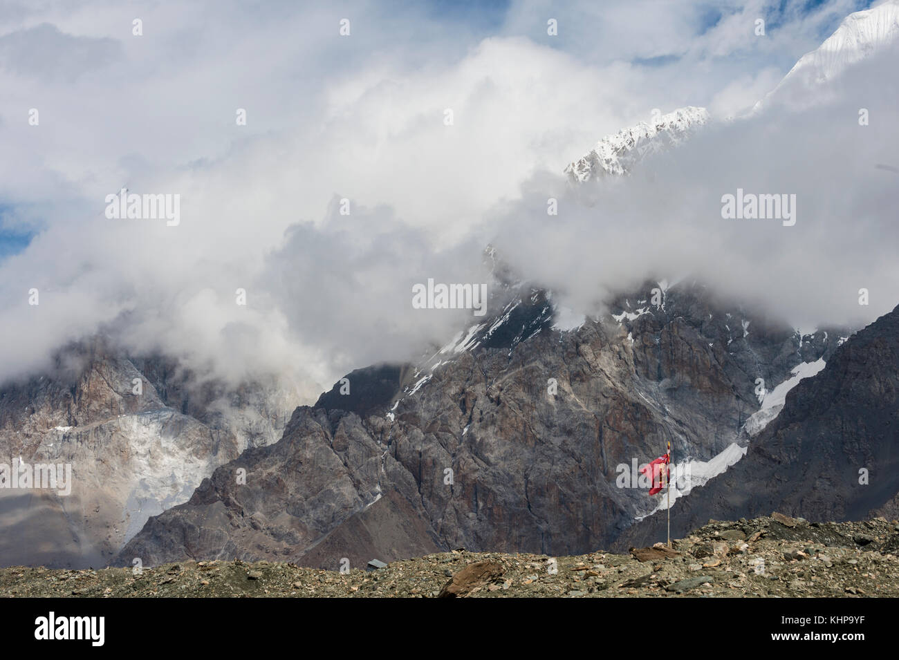 Engilchek ghiacciaio e Khan Tengri di montagna, central Tian Shan Mountain Range, la frontiera del Kirghizistan e Cina e Kirghizistan Foto Stock