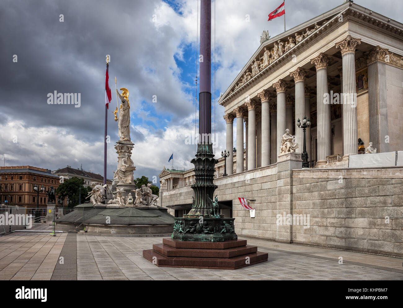 L'Austria, la città di Vienna, il Parlamento austriaco edificio e la Dea Atena statua - Pallas Athene monumento Foto Stock