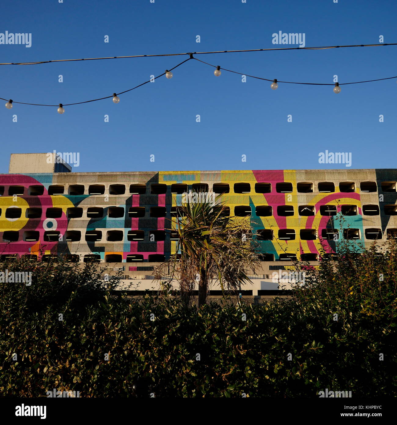 AJAXNETPHOTO. 2017. WORTHING INGHILTERRA - risparmio di spazio - Il ridipinto di Grafton Street multi storia parco auto nella città che si affaccia sul mare. Foto:JONATHAN EASTLAND/AJAX REF:GX8171711 423 Foto Stock AJAXNETPHOTO. 2017. WORTHING INGHILTERRA - risparmio di spazio - Il ridipinto di Grafton Street multi storia parco auto nella città che si affaccia sul mare. Foto:JONATHAN EASTLAND/AJAX REF:GX8171711 423 Foto Stock