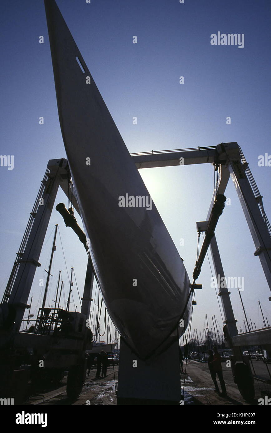 AJAXNETPHOTO. 1986. SOUTHAMPTON, INGHILTERRA. - AMERICA'S CUP 1986 - NUOVO 12M BRITANNICO 'THE HIPPO' BIANCO CRUSADER K-25 - DISEGNATO DA DAVID HOLLOM NELL'ASCENSORE DA VIAGGIO PRESSO A.H.MOODY'S YARD SULL'HAMBLE.. FOTO: JONATHAN EASTLAND/AJAX. RIF:863988 45 Foto Stock