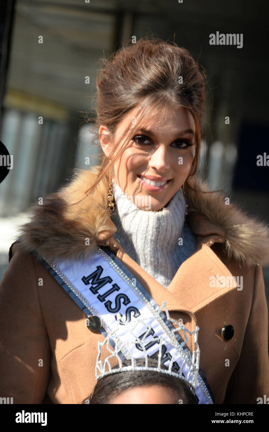 NEW YORK, NY - 10 febbraio: Miss Universo 2016 Iris Mittenaere e Miss USA 2016 Deshauna Barbiere frequentare i battelli di media crociera al Pier 78 il 10 febbraio 2017 nella città di New York. Persone: Iris Mittenaere Foto Stock