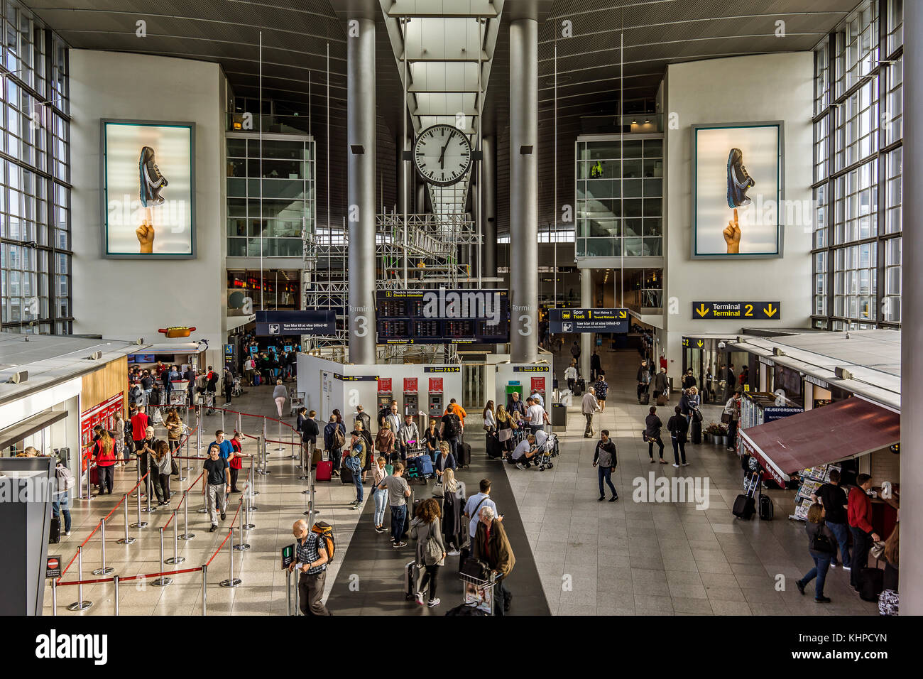I viaggiatori nel trafficato aeroporto di Copenhagen terminale, Copenhagen - 17 Maggio 2017 Foto Stock