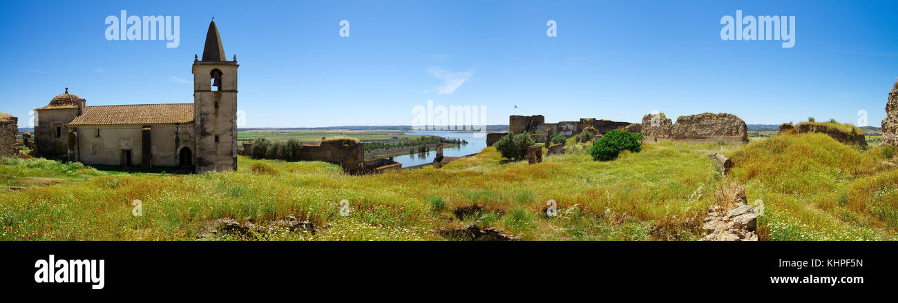Ampio panorama dell'interno di juromenha fortezza (o castello) mostrante l'abbandonato, ma ancora in piedi la Chiesa e tutte le altre rovine falen sopra il Foto Stock