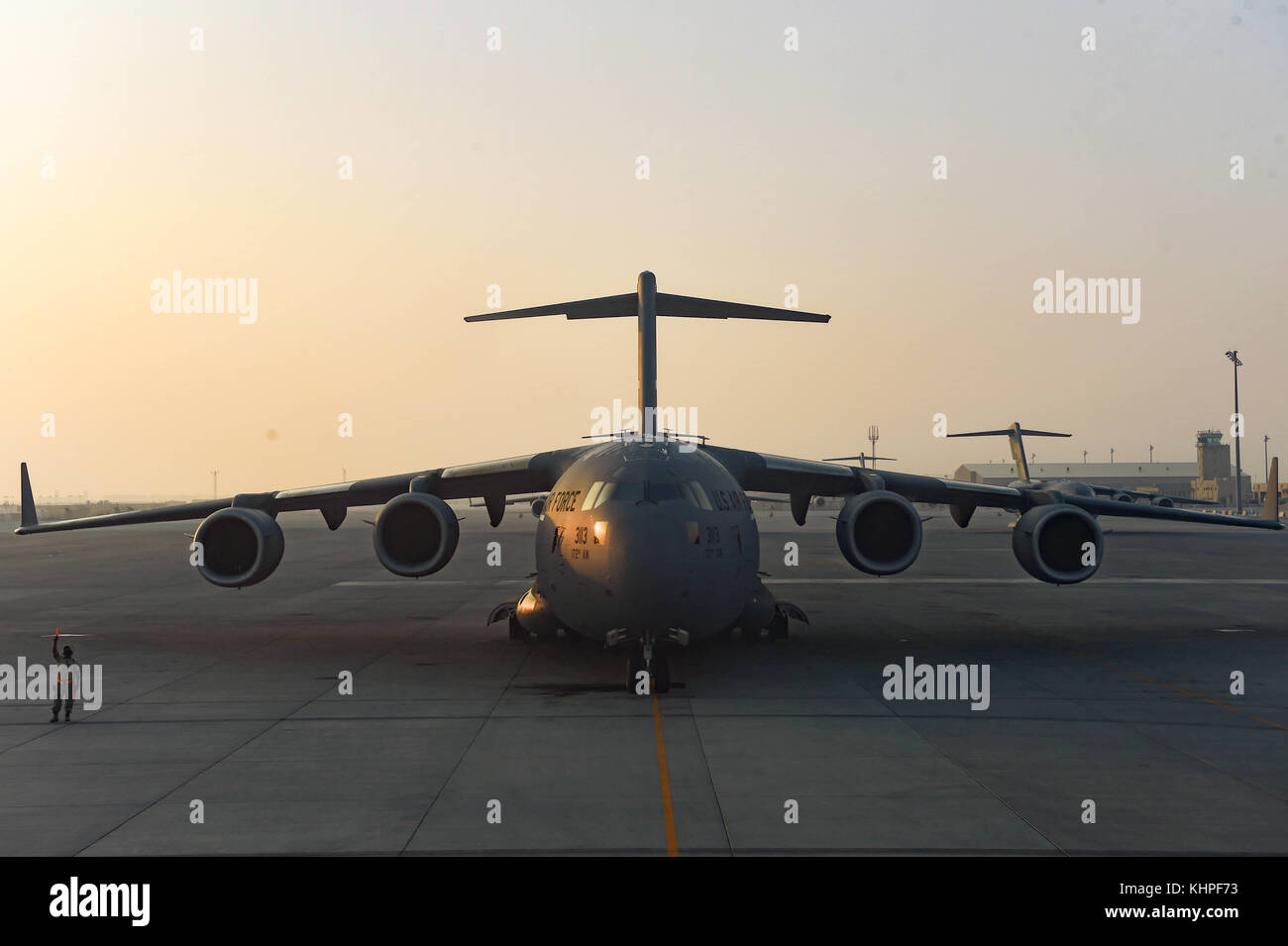 Una C-17 Globemaster III risiede su un attivo flightline Al Udeid Air Base, Qatar, nov. 11, 2017. Il C-17 è in grado di rapida erogazione strategica di Foto Stock