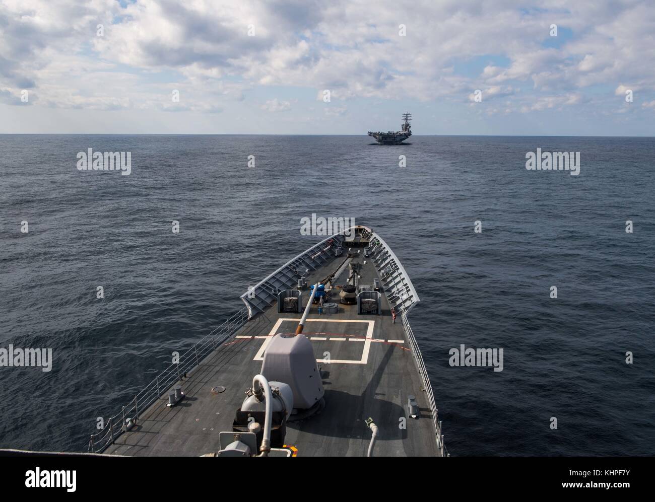 171112-N-VR594-0097 Pacifico occidentale (nov. 12, 2017) Il Ticonderoga-class guidato-missili cruiser USS Princeton (CG 59) vapori dietro il velivolo carr Foto Stock