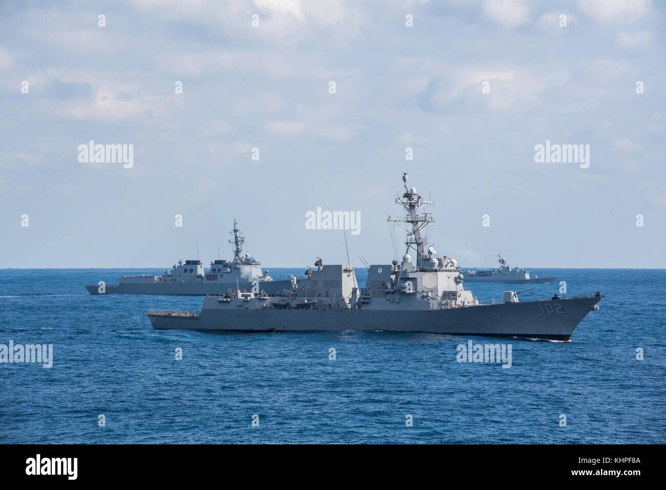 Il Arleigh Burke-class guidato-missile destroyer USS Sampson (DDG 102) e della Repubblica di Corea N Foto Stock
