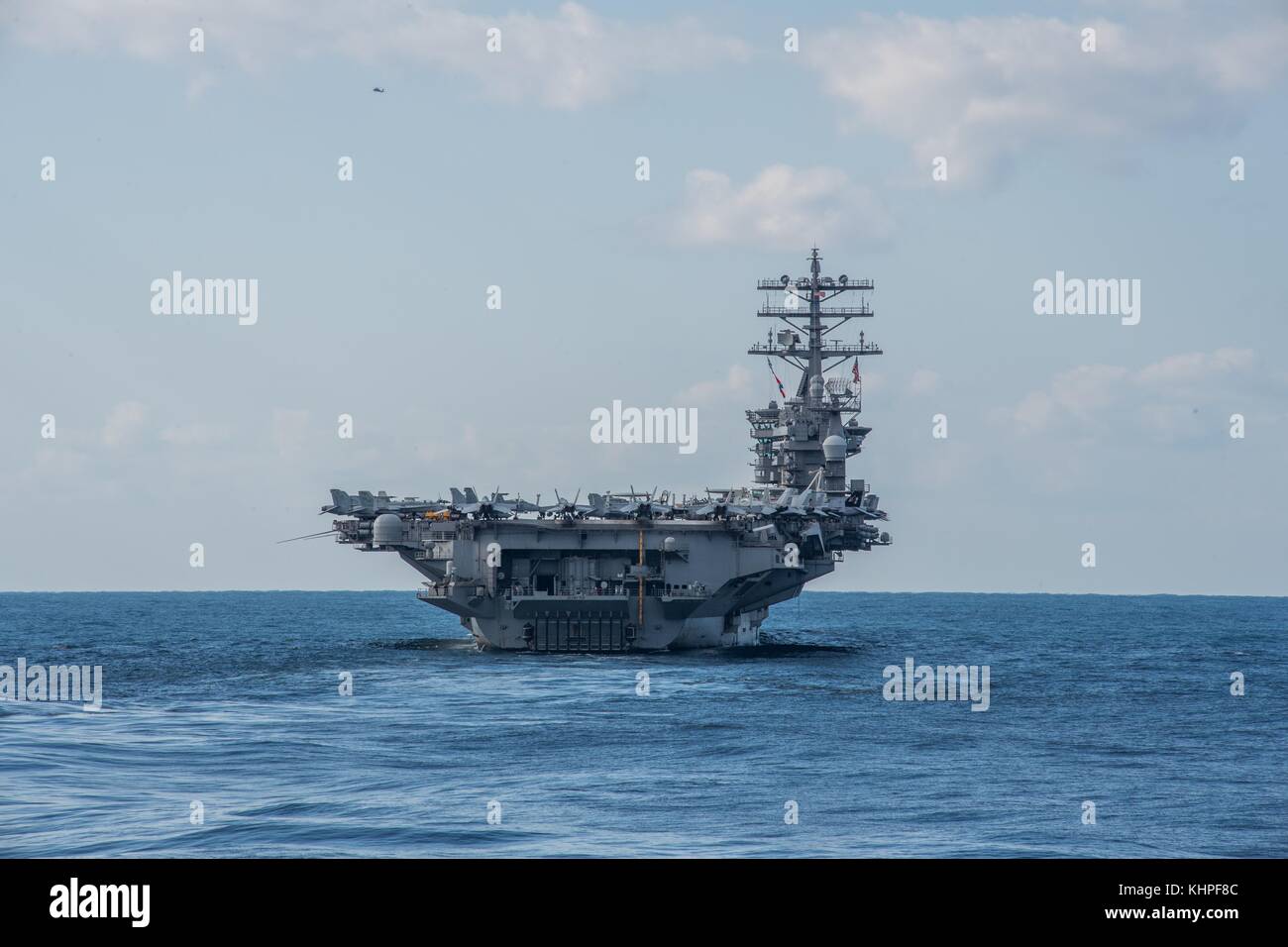 La portaerei USS Nimitz CVN (68) transita il Pacifico occidentale durante una tre-carrier strik Foto Stock