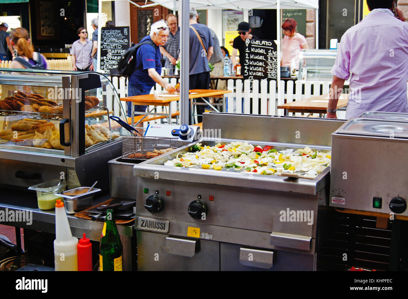 Austrian street food grill di stallo in una piccola strada laterale a Vienna Austria Luglio.2.2015 Foto Stock