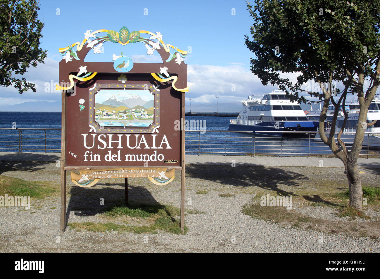 Monumento del fin del mundo e la nave in Ushuaia, Argentina Foto Stock