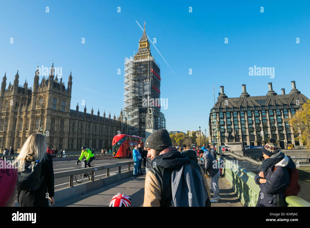 London, Regno Unito - ottobre 17th, 2017: Westminster Bridge e il big ben ristrutturazione ponteggi costruzione con il Parlamento in vista, giornata di sole e cielo chiaro. Foto Stock