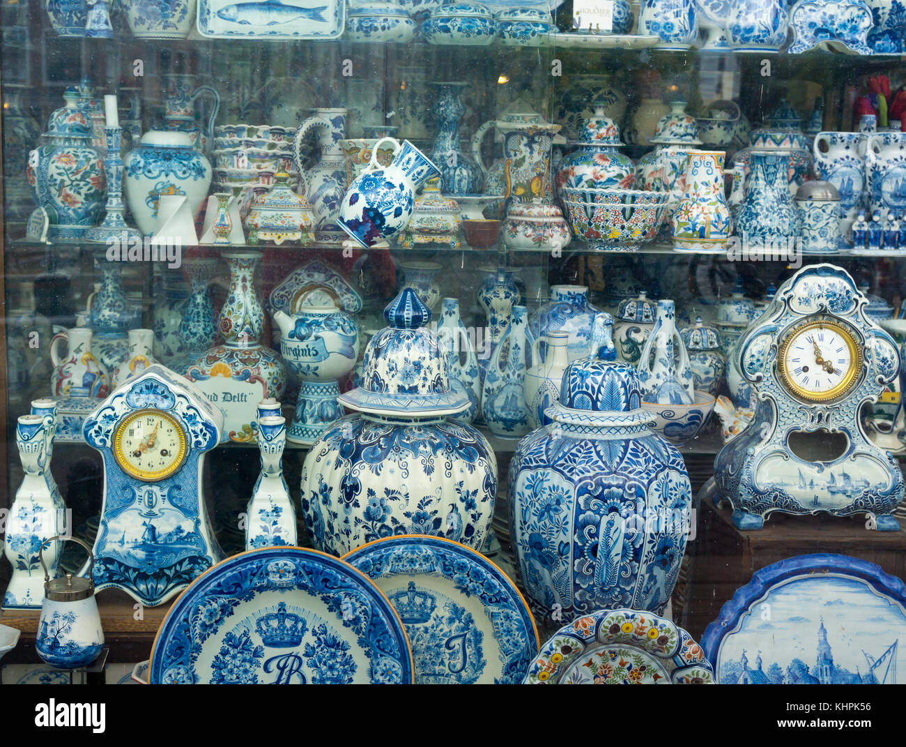 Antiquariato tradizionale olandese porcellane in negozio di antiquariato Foto Stock