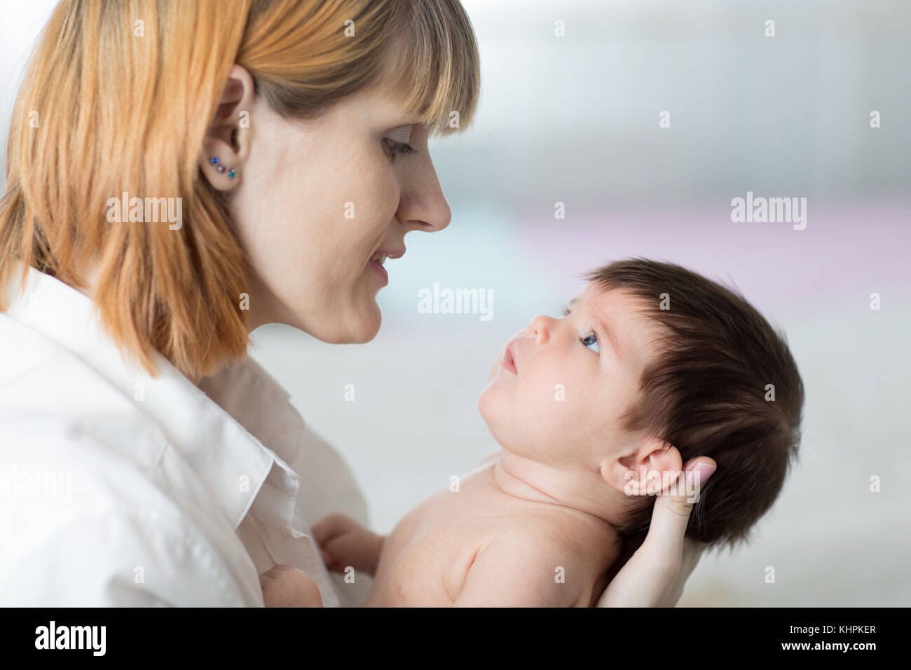 Neonato bambino guardando al mom Foto Stock