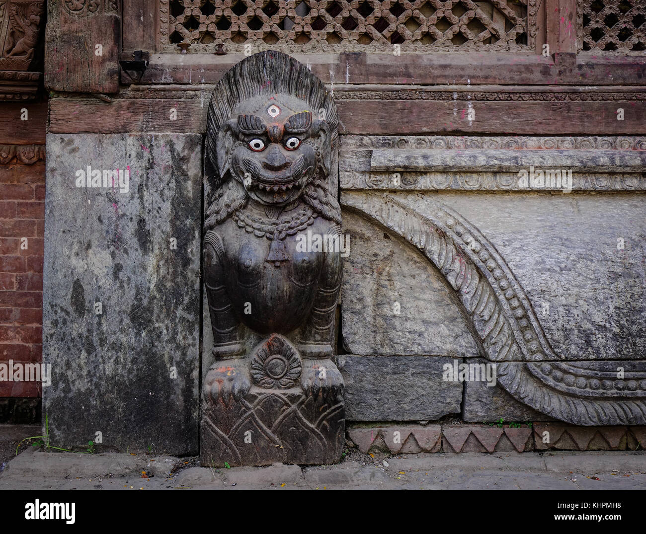 Dio statua a piazze Durbar di Kathmandu, Nepal. piazze Durbar sono visibili i resti di quei vecchi regni in Nepal. Foto Stock