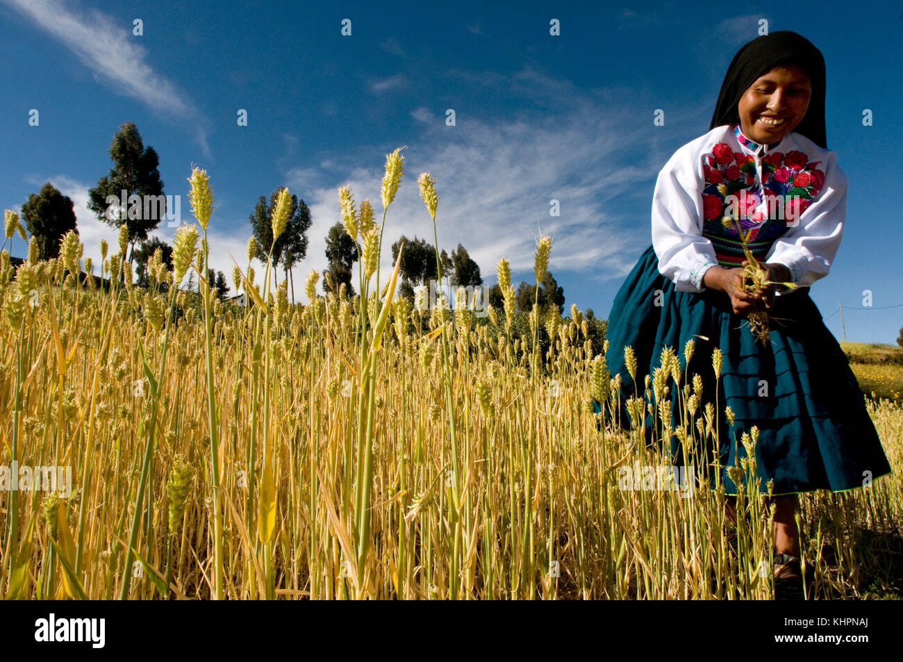 Una donna dell'isola di Amantaní vestita con il suo tipico costume regionale. Isola Amantani, lago Titicaca, Puno, Perù Foto Stock
