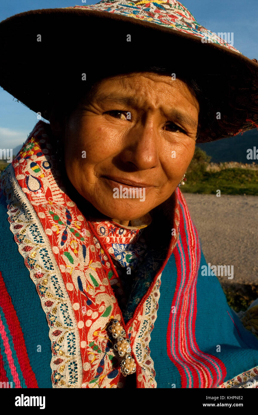 Una donna vestita con costumi tipici regionali della Valle del Colca, Chivay, Perù Foto Stock