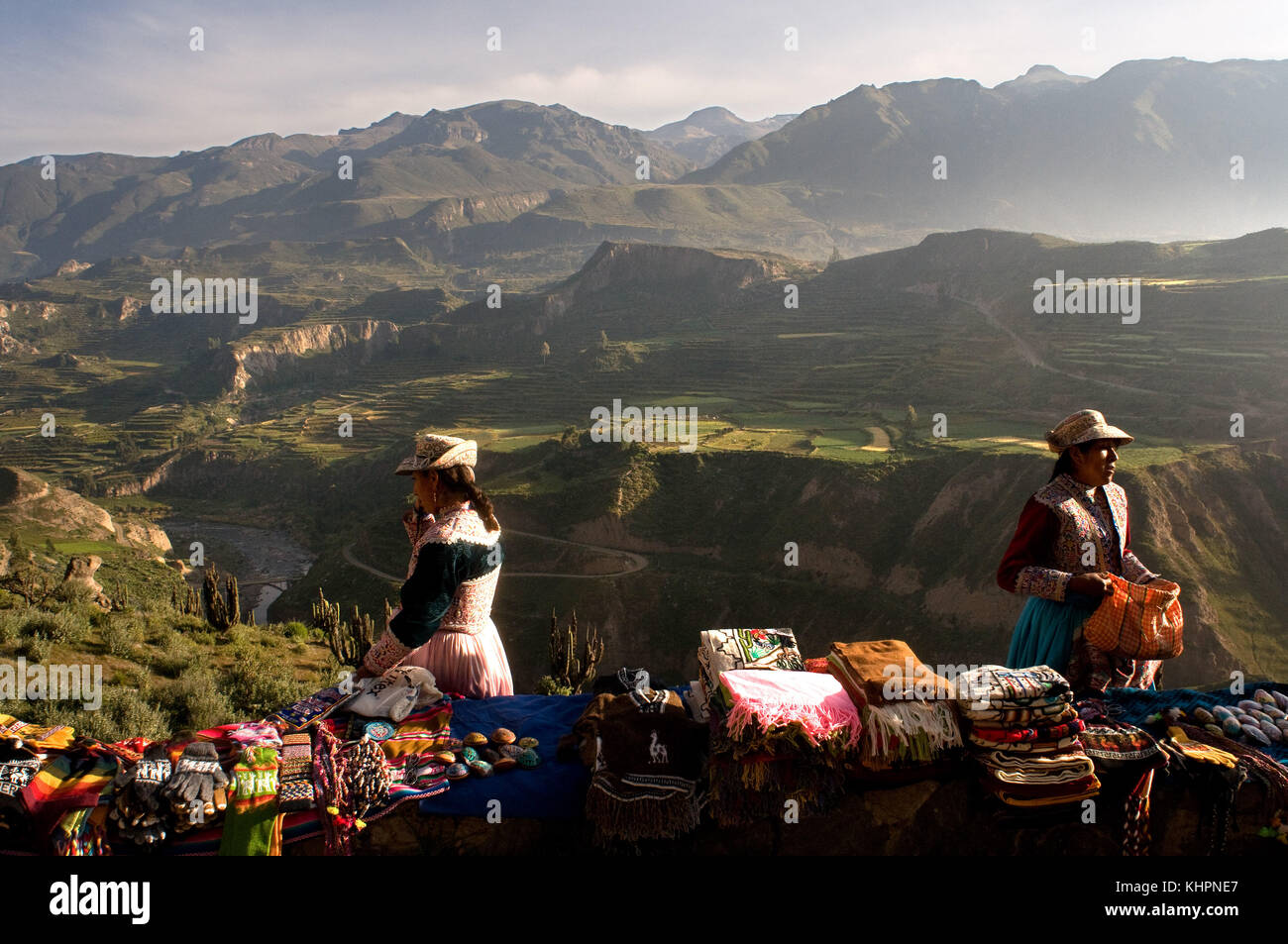 Venditori di artigianato sul percorso che conduce alla Cruz del Cóndor. Area della Valle di Colca, Perù Foto Stock