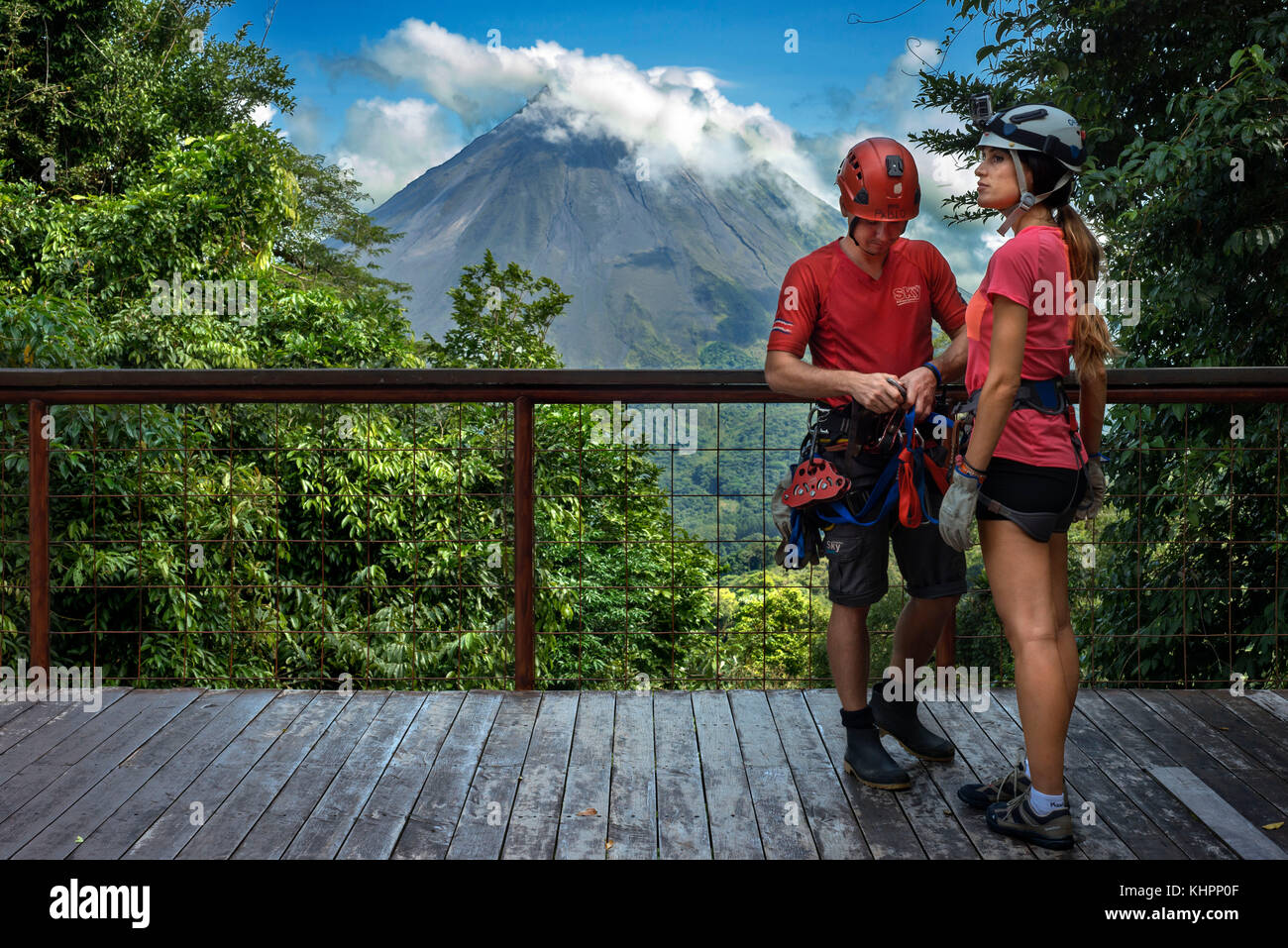 Linea Zipe baldacchino in Arenal Costa Rica America centrale. Il Vulcano Arenal in background, America centrale. Foto Stock