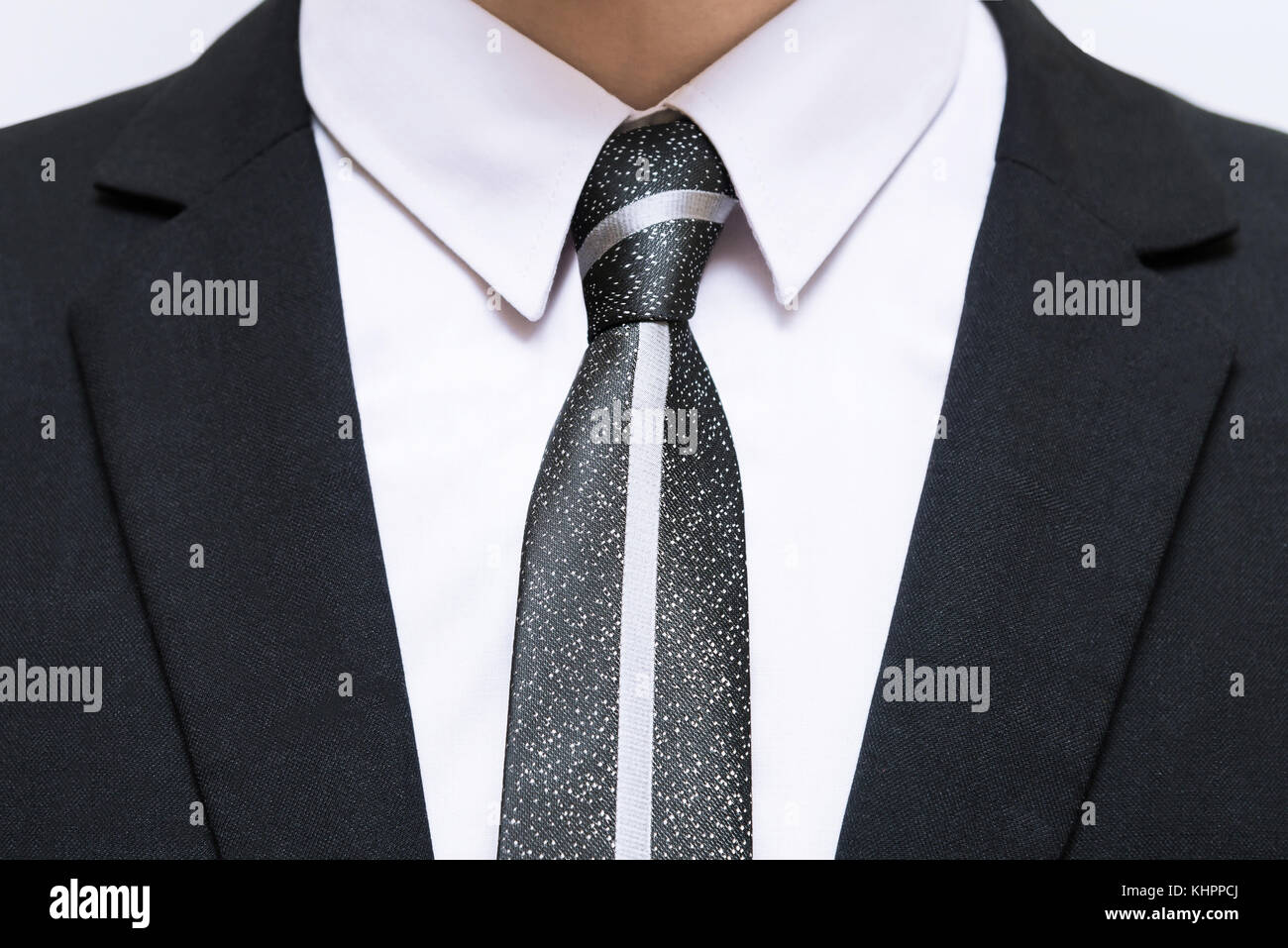 Abito nero con camicia bianca e cravatta scura Foto Stock