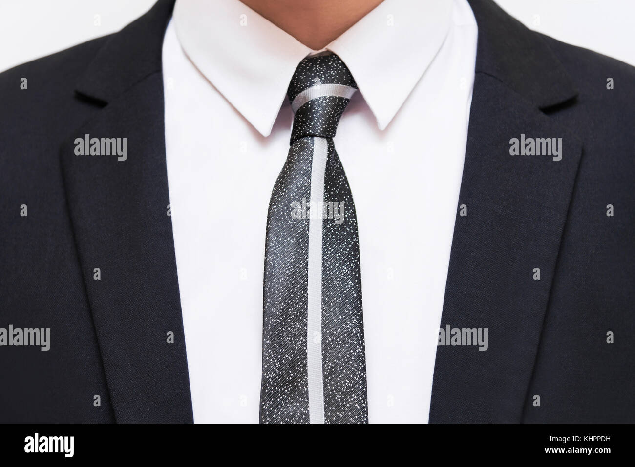 Abito nero con camicia bianca e cravatta scura Foto Stock