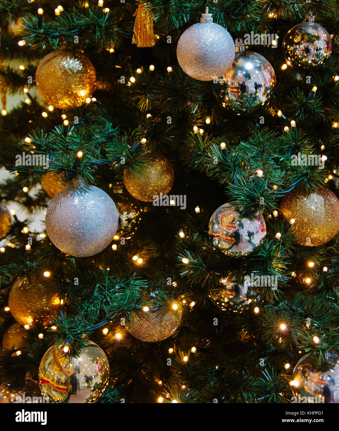 Albero di Natale decorato closeup sulle dorate e decorazioni in bianco Foto Stock