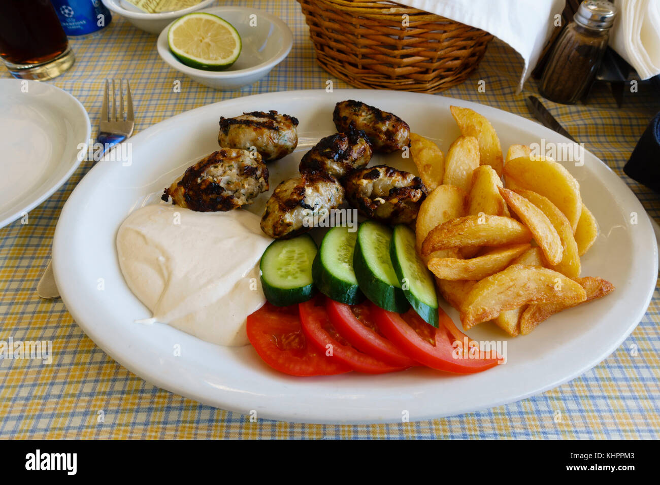 Sheftalia kebab e patatine, Fig Tree Bay, Protarus, Cipro Foto Stock