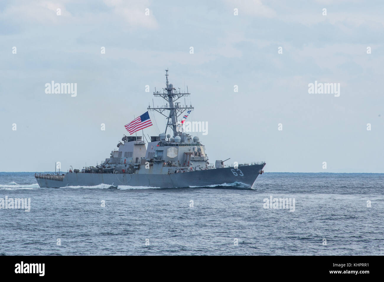 Il Arleigh Burke-class guidato-missile destroyer USS Stethem (DDG 63) vapori durante una tre-carrie Foto Stock