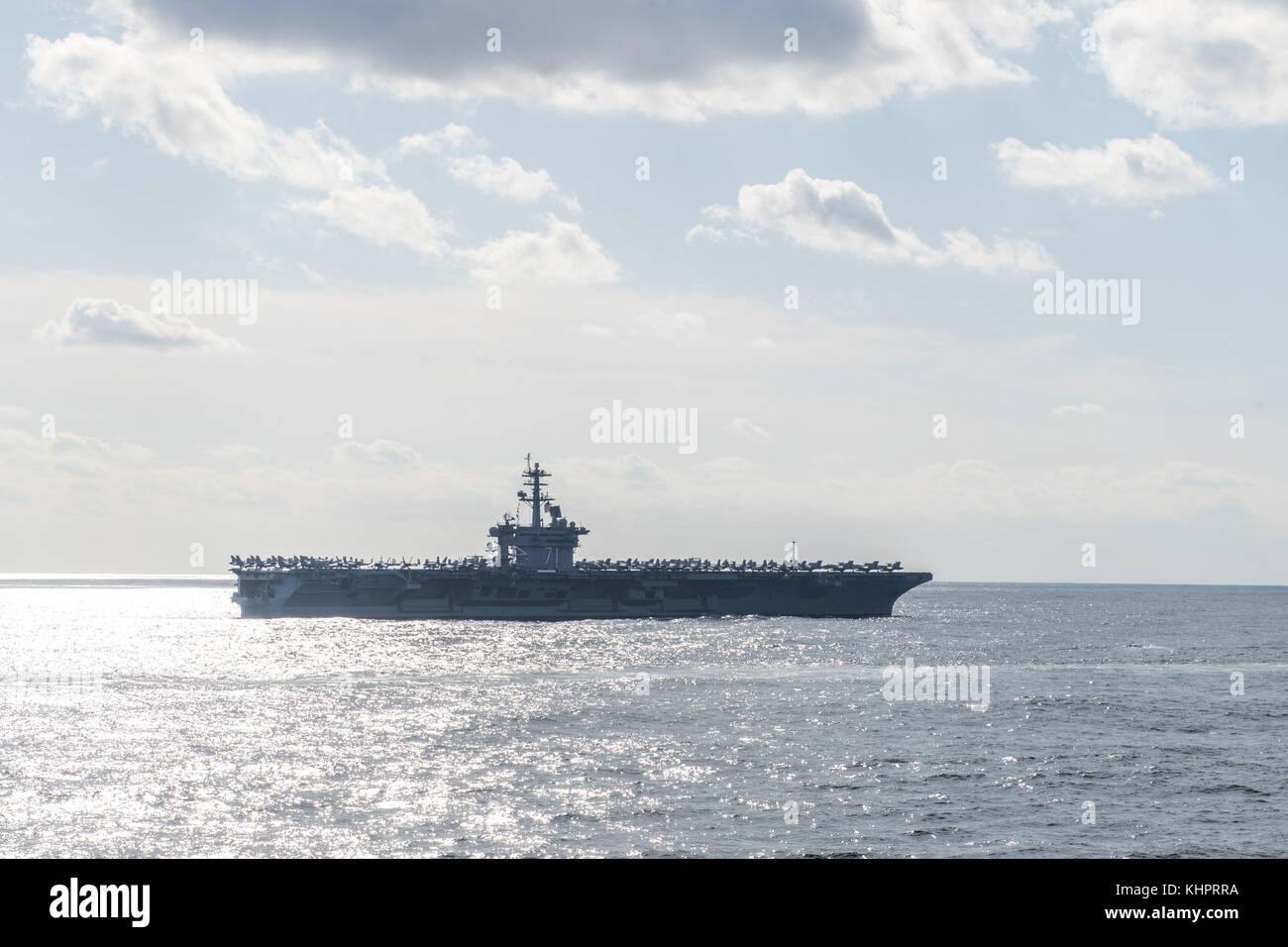 La portaerei USS Theodore Roosevelt (CVN 71) transita il Pacifico occidentale durante una tre-c Foto Stock