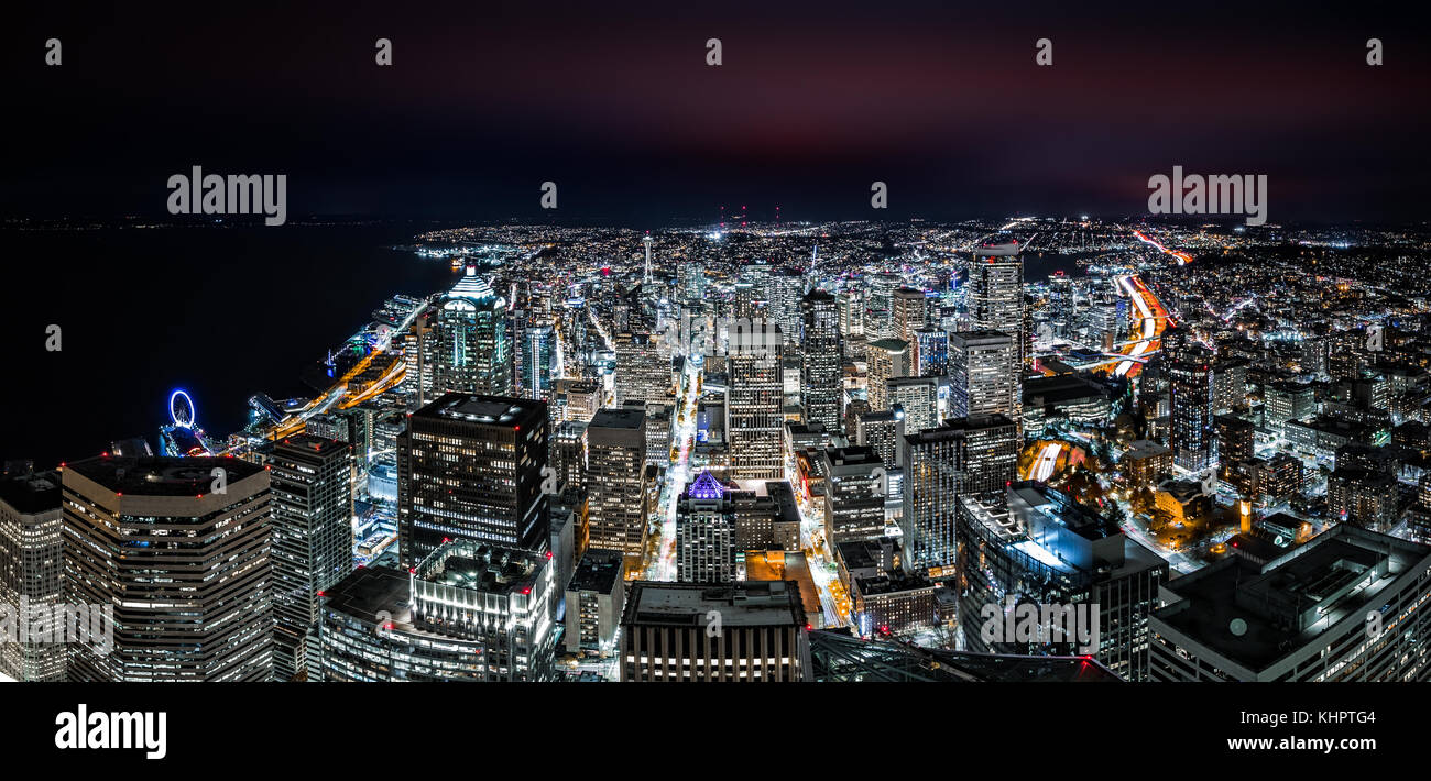 Panoramica vista aerea di Seattle Downtown skyline notturno, con moderni grattacieli e luminose luci della città Foto Stock