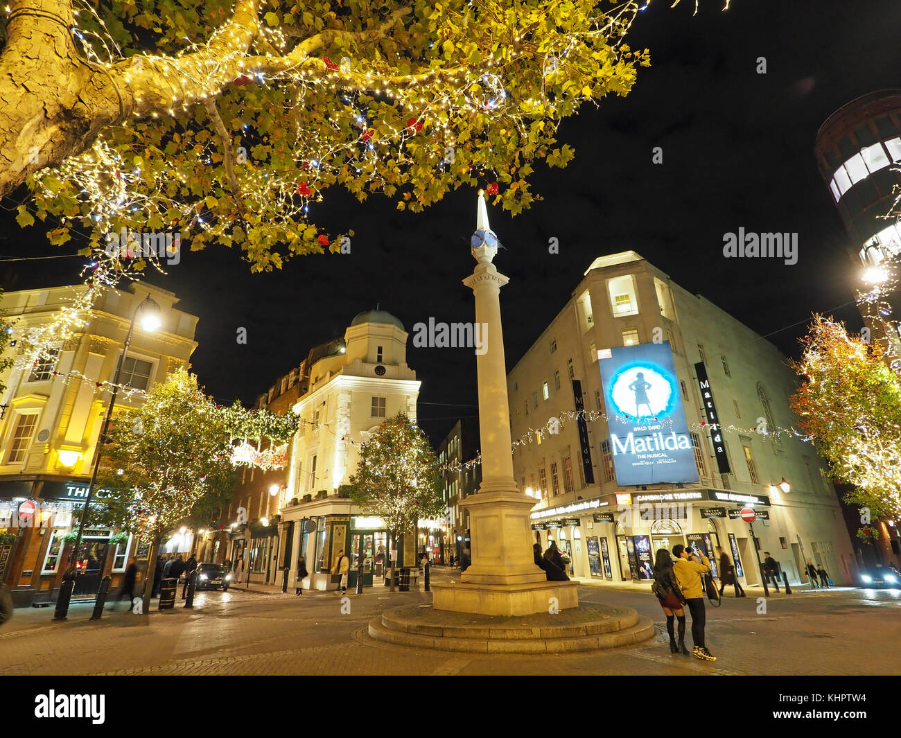 Vista del London Seven Dials bivio decorate di notte per Natale Foto Stock