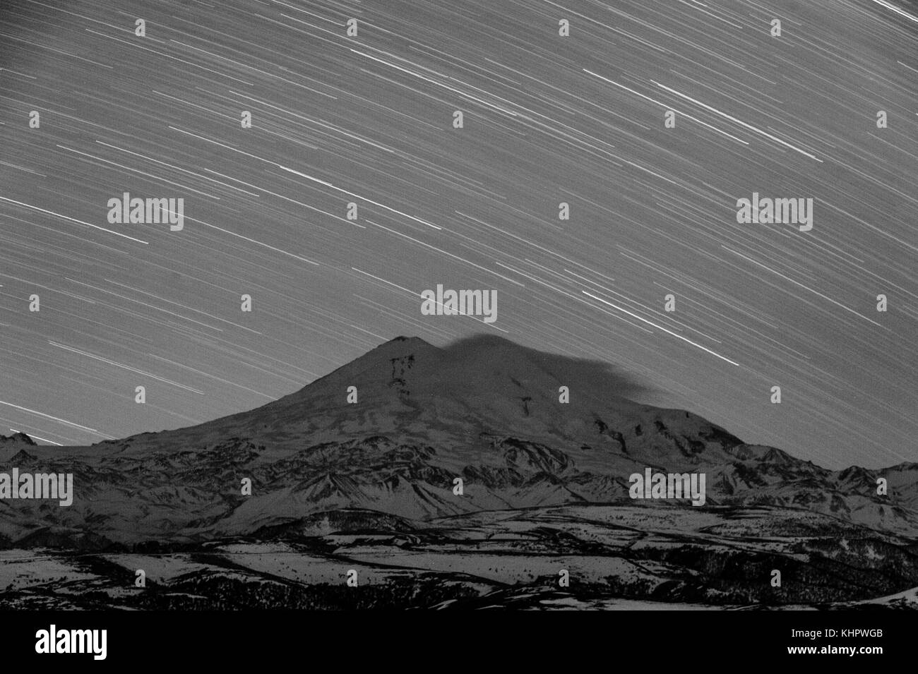 Il monte elbrus di notte, Caucaso, Russia Foto Stock