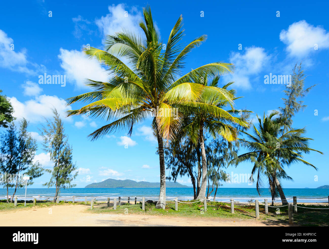 Vista di esotica di palme e South Mission Beach sul Mare di corallo, estremo Nord Queensland, FNQ, Australia Foto Stock