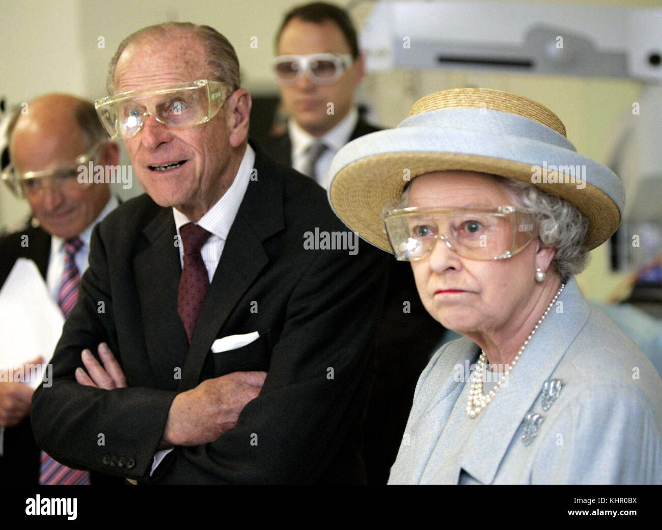 File foto datata 20/10/05 della regina Elisabetta II e il Duca di Edimburgo che indossa gli occhiali di protezione durante una chirurgia laser dimostrazione presso la University College Hospital di Londra. La coppia reale celebreranno il loro platinum anniversario di matrimonio il 20 novembre. Foto Stock