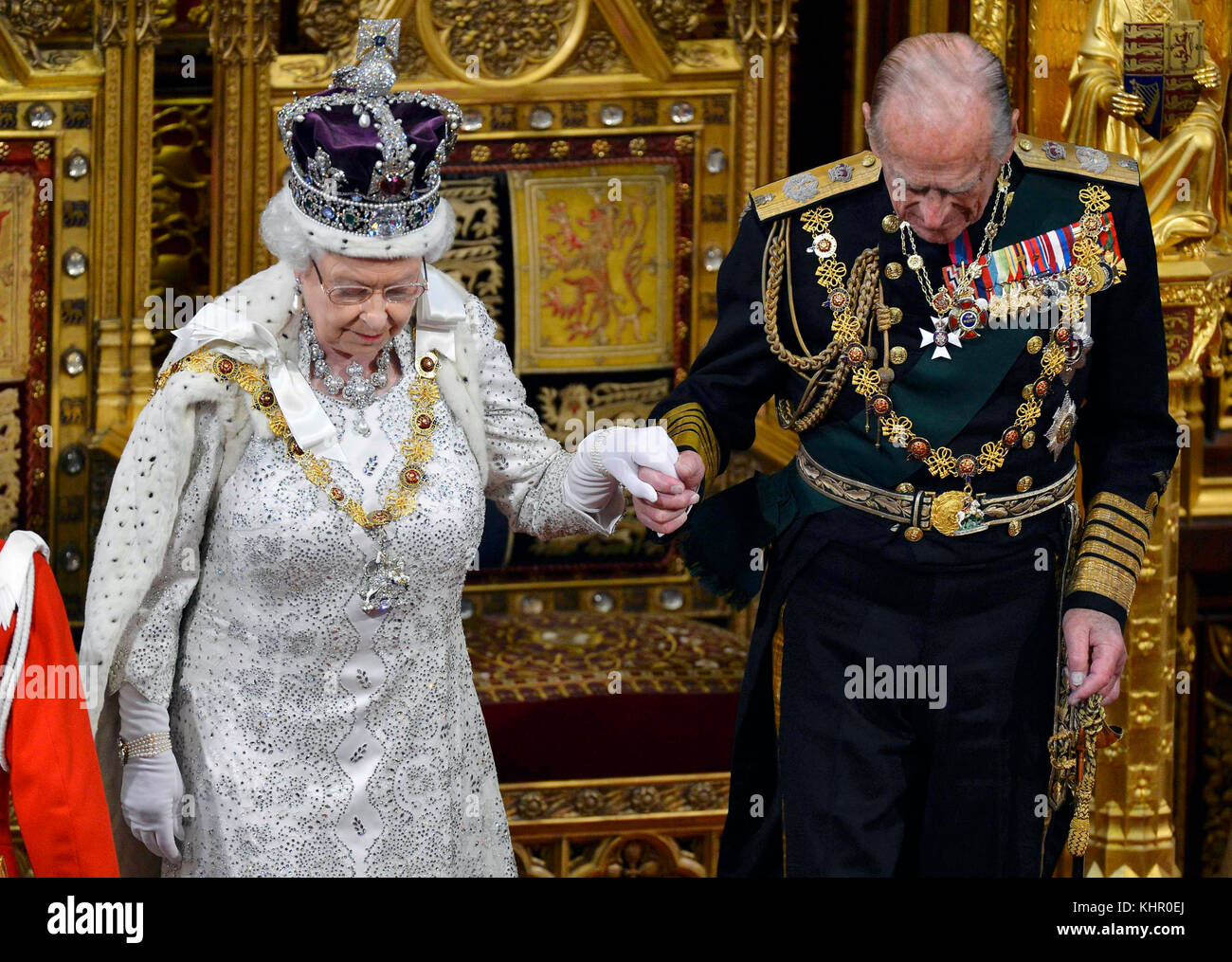 08/05/2013. La regina Elisabetta II parte dopo aver pronunciato il suo discorso all'apertura di Stato del Parlamento, nel centro di Londra, accanto al duca di Edimburgo. La coppia reale festeggerà il suo anniversario di nozze di platino il 20 novembre. Foto Stock