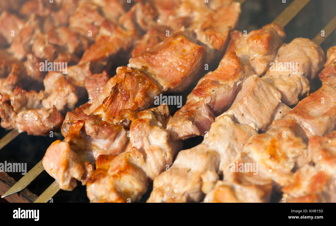 Preparato spiedini di carne di agnello grigliare su spiedino di metallo e verdure grigliate Foto Stock