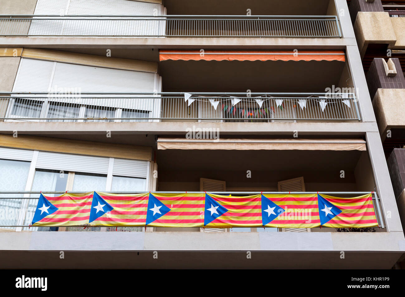 Edificio con estelada pro indipendenza bandiere nel balcone, che rivendicano l indipendenza per la Catalogna Foto Stock