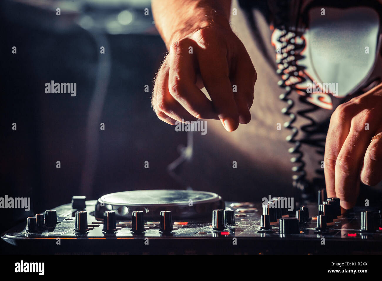 Dj riproduzione di musica al mixer, mani closeup Foto Stock