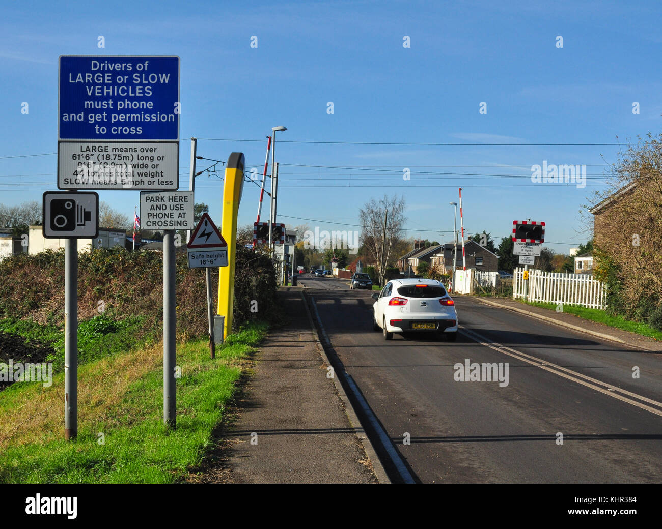 Uno dei passaggi a livello (King's Lynn linea ferroviaria) sulla strada che attraversa la frazione di regina Adelaide, vicino a Ely, Cambridgeshire, England, Regno Unito Foto Stock