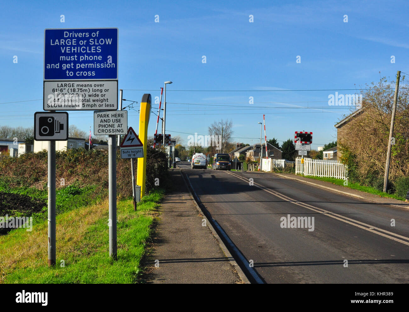 Uno dei passaggi a livello (King's Lynn linea ferroviaria) sulla strada che attraversa la frazione di regina Adelaide, vicino a Ely, Cambridgeshire, England, Regno Unito Foto Stock