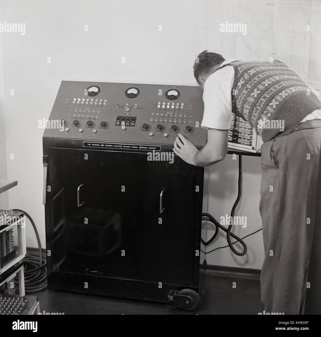 Degli anni Cinquanta, storico, un maschio tecnico test di una stazione mobile unità di segnalazione fatta dalla British elettrico industriale produttore, la Siemens e General Electric segnale ferroviario Co, basato a Wembley, Londra, Inghilterra, Regno Unito. Foto Stock