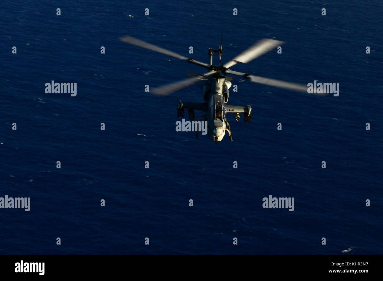 Un US Marine Corps ah-1z viper attacco elicottero sorvola la marina degli Stati Uniti san antonio-classe di trasporto anfibio dock nave USS San Diego il 28 ottobre 2017 nel mar Mediterraneo. (Foto di Justin a. schoenberger via planetpix) Foto Stock