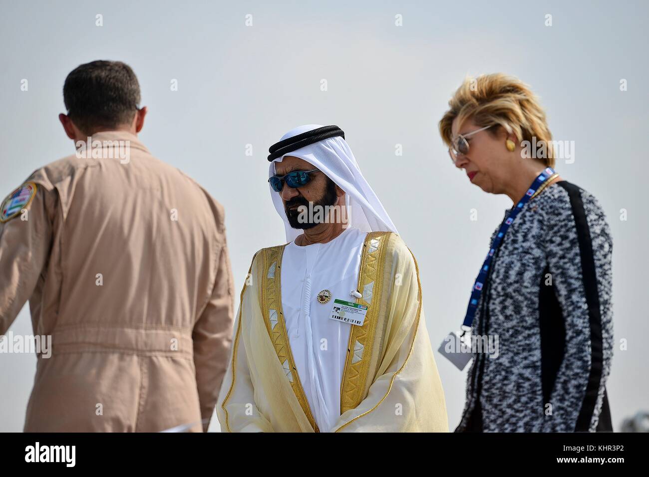 Emirati arabi uniti vice presidente, primo ministro e governatore di Dubai Sheikh Mohammed Bin Rashid Al Maktoum (centrale) e Stati Uniti sotto il segretario della difesa per l'acquisizione, la tecnologia e la logistica signore di Ellen (destra) tour US Air Force F-22 Raptor stealth tactical aircraft durante il salone aeronautico di Dubai a dubai sito airshow novembre 12, 2017 in jeleb ali, Emirati arabi uniti. (Foto di anthony nelson jr. via planetpix) Foto Stock