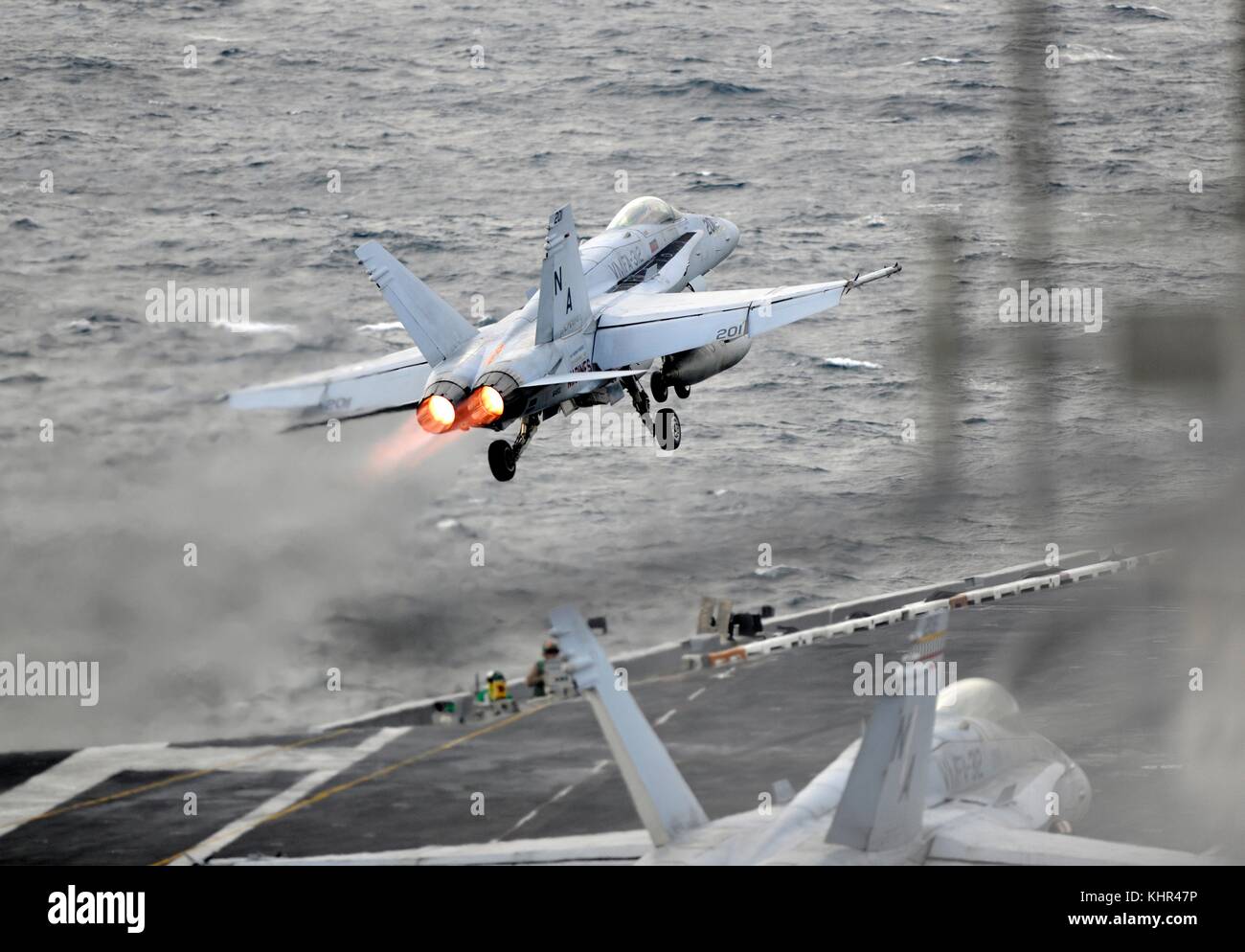 Un U.S. NAVY F/A-18E Super Hornet jet da combattimento aereo decolla dal ponte di volo della marina degli Stati Uniti nimitz-class portaerei USS Theodore Roosevelt 11 novembre 2017 nell'oceano pacifico. (Foto di micheal russell via planetpix) Foto Stock